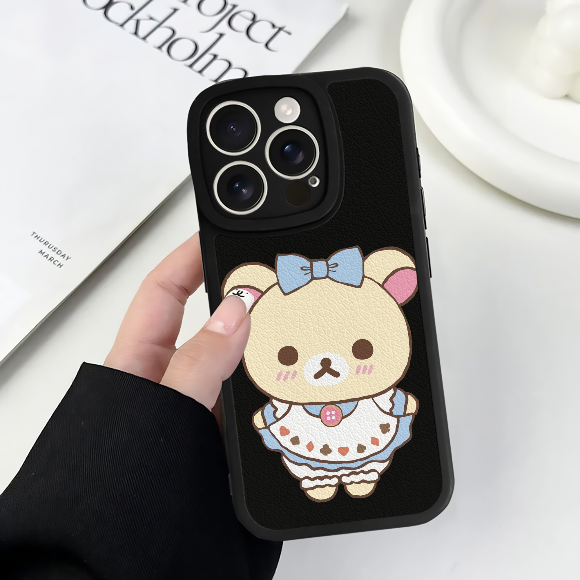 （画像用） リラックマ リラックマ キイロイトリ Rilakkuma Korilakkuma Kiiroitori 【iPhone 16シリーズ対応】シリコンスマホケース（レザー調） 材質：シリコン